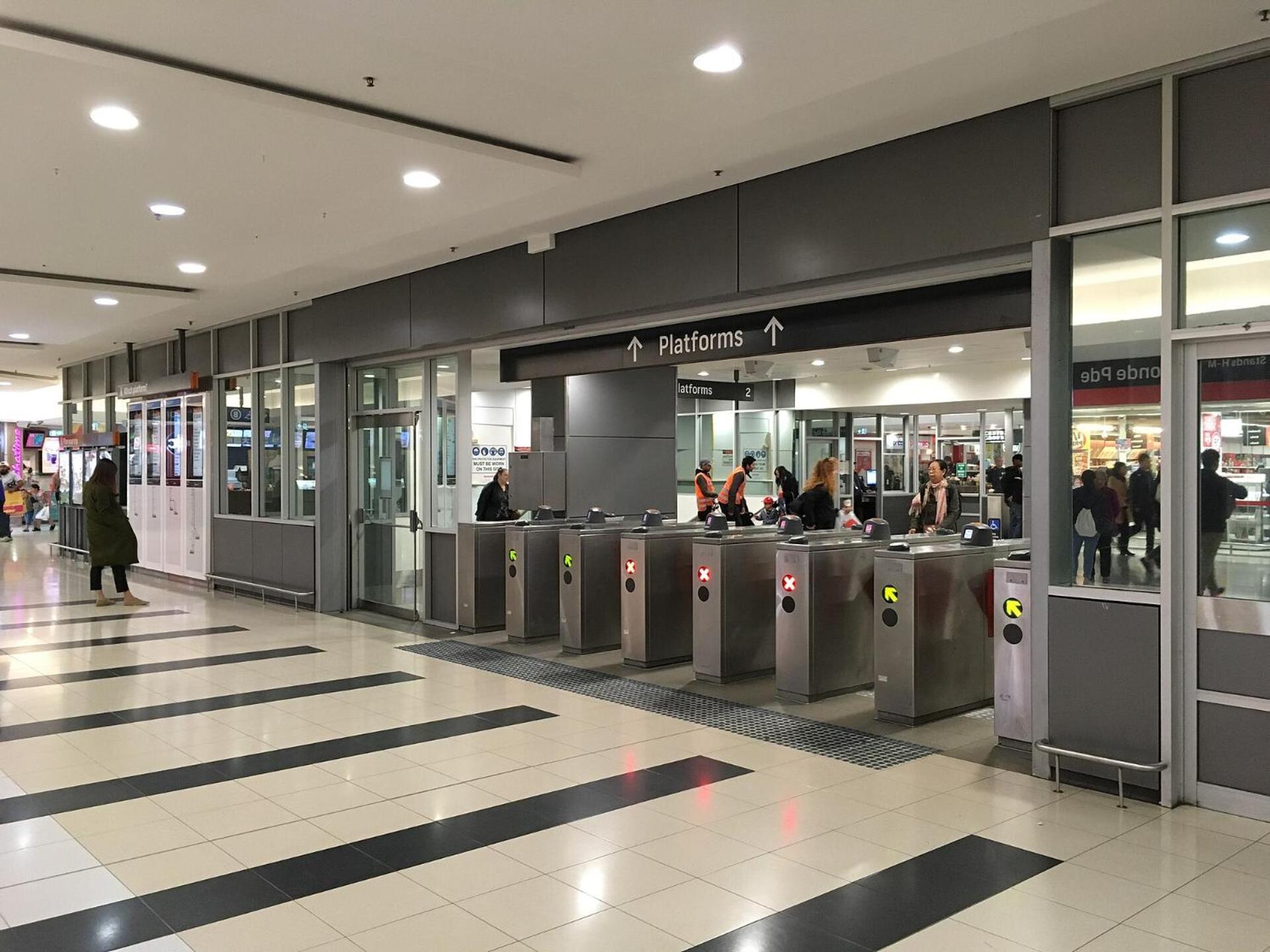 Hurstville Luxe 1br Above Shops & Nr Train, Game Console & Free Netflix Apartment