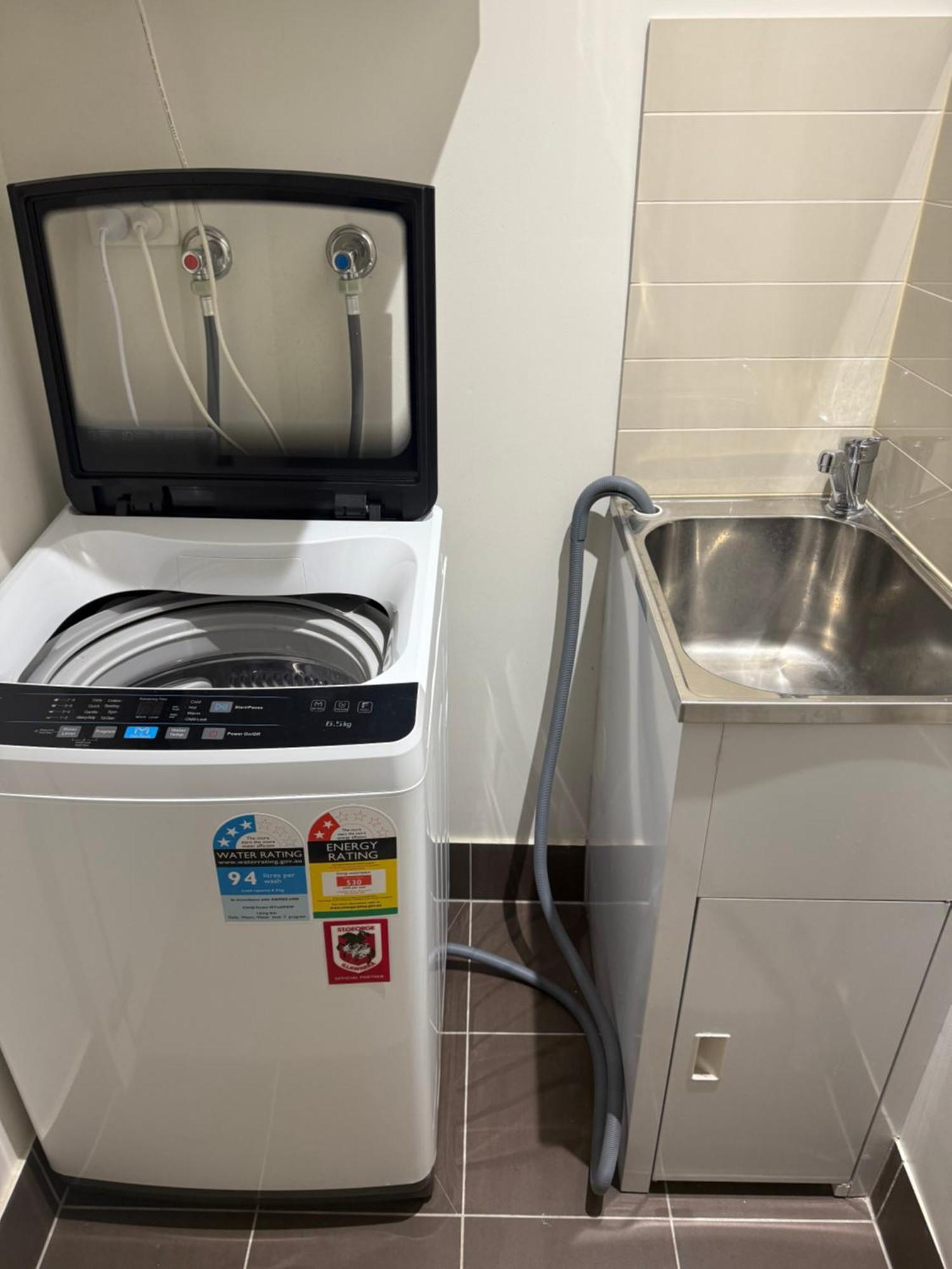 Hurstville Luxe 1br Above Shops & Nr Train, Game Console & Free Netflix * Sydney